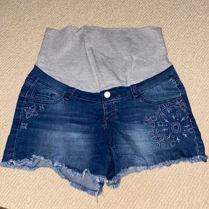 NEW Thyme Maternity jean shorts- classic